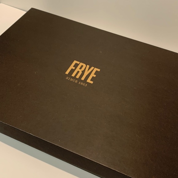 Frye Set 🌟 Beanie and Card Case - Picture 5 of 13